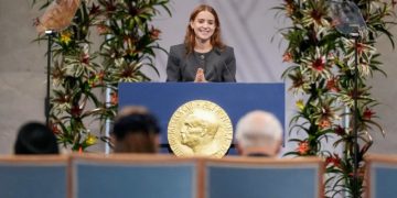 Hija de la opositora venezolana Corina Machado recibe el Nobel de la Paz en su ausencia
