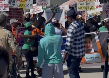 Grupo de haitianos protesta en la frontera por justicia ante caso de Stephora
