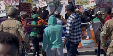 Grupo de haitianos protesta en la frontera por justicia ante caso de Stephora