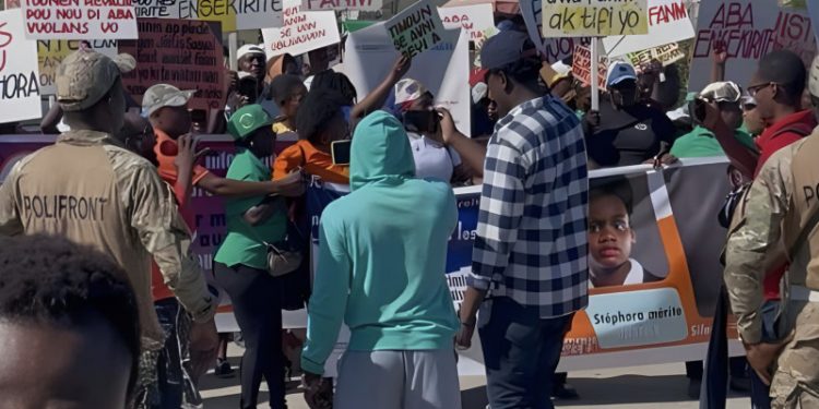 Grupo de haitianos protesta en la frontera por justicia ante caso de Stephora