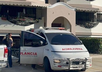 Mujer muere al caer de un quinto piso de edificio en Santiago