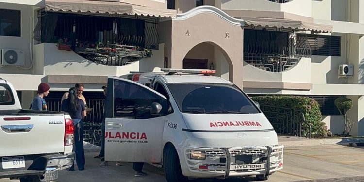 Mujer muere al caer de un quinto piso de edificio en Santiago