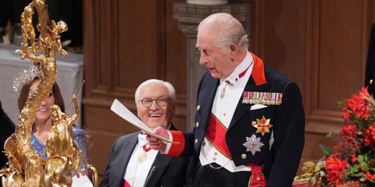 Carlos III anuncia reducirán terapia contra el cáncer