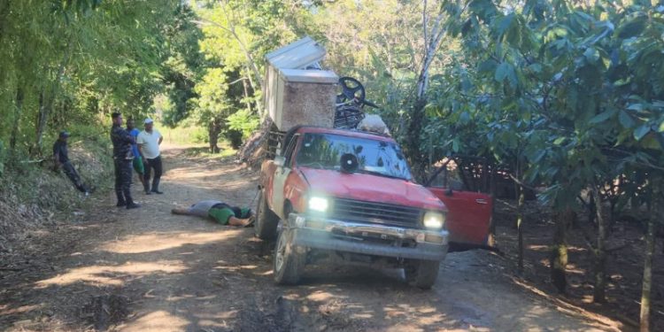 Cable del tendido eléctrico cae sobre camioneta y electrocuta a dos jóvenes en Gaspar Hernández