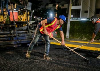 Alcaldía de Santiago ejecuta operativo de asfaltado nocturno para agilizar la movilidad en la República Argentina y zonas aledañas