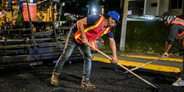 Alcaldía de Santiago ejecuta operativo de asfaltado nocturno para agilizar la movilidad en la República Argentina y zonas aledañas