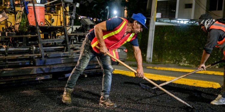 Alcaldía de Santiago ejecuta operativo de asfaltado nocturno para agilizar la movilidad en la República Argentina y zonas aledañas