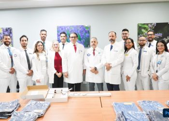 Senador Daniel Rivera fortalece servicio de Urología del Hospital Cabral y Báez con entrega de nefroscopio y uniformes quirúrgicos
