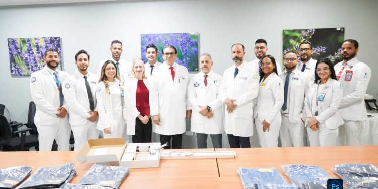 Senador Daniel Rivera fortalece servicio de Urología del Hospital Cabral y Báez con entrega de nefroscopio y uniformes quirúrgicos