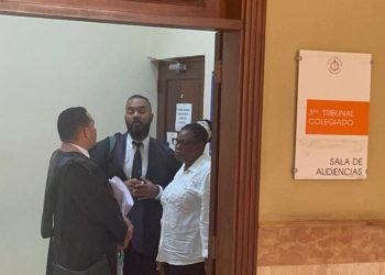 Madre de Stephora acude a audiencia acompañada de sus abogados