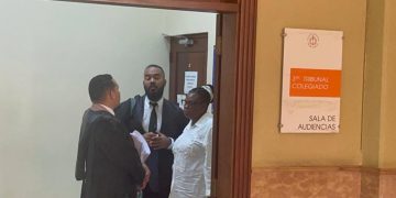 Madre de Stephora acude a audiencia acompañada de sus abogados