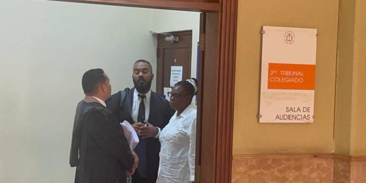 Madre de Stephora acude a audiencia acompañada de sus abogados