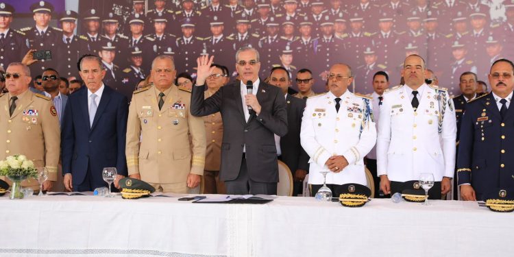 Presidente Abinader encabeza cuadragésima octava graduación de 64 nuevos cadetes de la Policía Nacional formados bajo el Modelo de Transformación