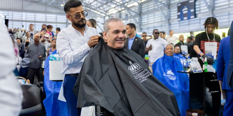 Presidente Abinader sostiene encuentro nacional con 1,000 peluqueros y recibe recorte de cabello durante jornada social