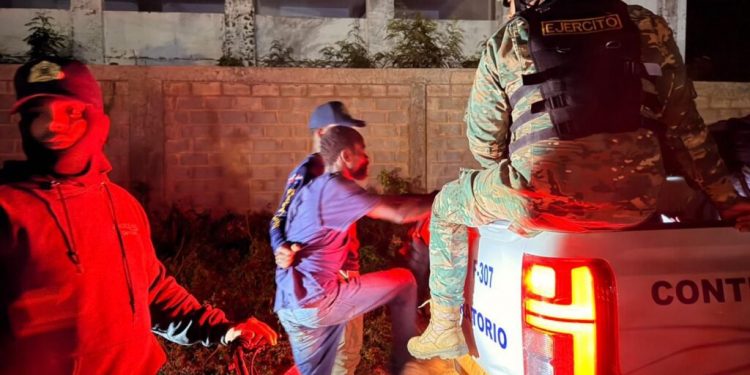 Detienen 827 extranjeros con estatus migratorio irregular; deportan 559