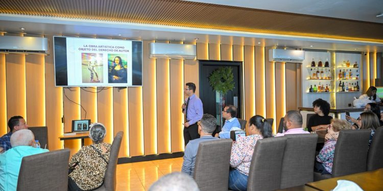 Alcaldía de Santiago celebra el Día Nacional del Artista Plástico con conferencia sobre el derecho de autor