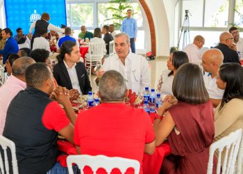 Presidente Abinader resalta trabajo de periodistas que cubren la fuente del Palacio Nacional