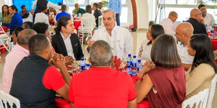 Presidente Abinader resalta trabajo de periodistas que cubren la fuente del Palacio Nacional