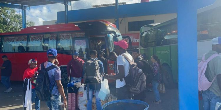 Aumenta el movimiento en estaciones de autobuses de Santiago por la víspera de Nochebuena