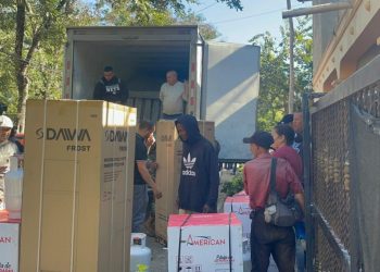 Asistencia Social entrega alimentos y ajuares a familias de La Zanja afectadas por explosión de tubería matriz