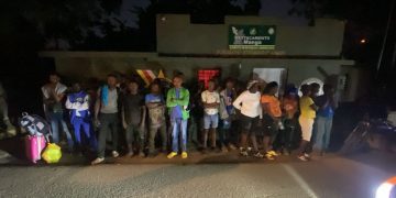 Ejército intercepta 30 extranjeros indocumentados y retiene motocicletas en Guayubín, Montecristi