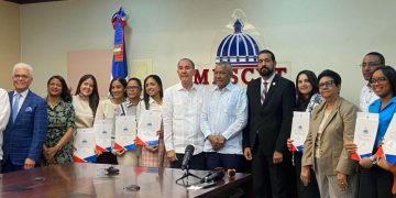 Gobierno otorga 38,248 becas nacionales, 9,292 internacionales y 146,000 becas en lenguas extranjeras