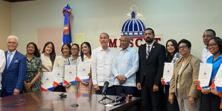 Gobierno otorga 38,248 becas nacionales, 9,292 internacionales y 146,000 becas en lenguas extranjeras