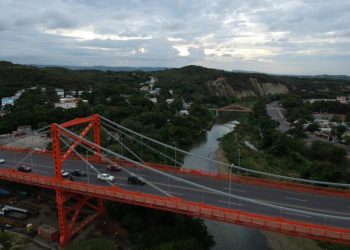Mujer sobrevive tras lanzarse del puente Hermanos Patiños en Santiago