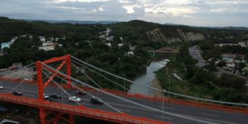 Mujer sobrevive tras lanzarse del puente Hermanos Patiños en Santiago
