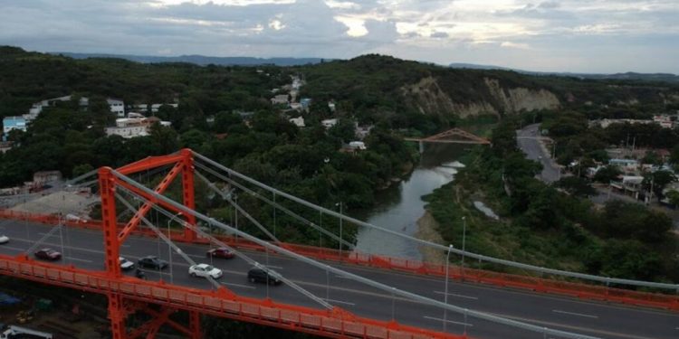 Mujer sobrevive tras lanzarse del puente Hermanos Patiños en Santiago