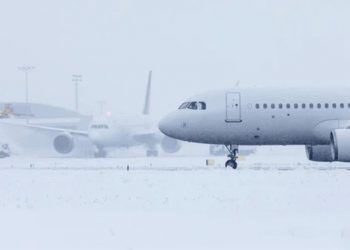 Cancelan cientos de vuelos en EEUU por clima invernal