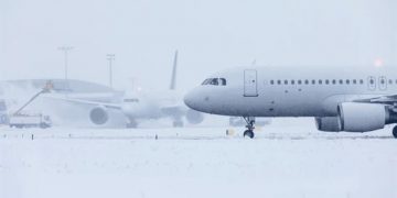 Cancelan cientos de vuelos en EEUU por clima invernal
