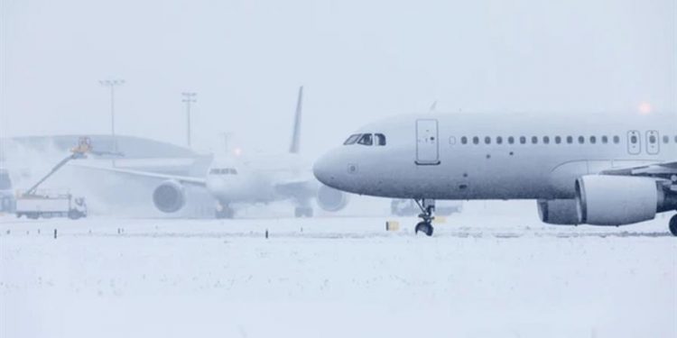 Cancelan cientos de vuelos en EEUU por clima invernal