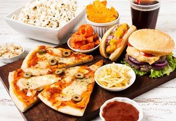 Consumo de alimentos ultraprocesados en niños podría ser causa de piedras en los riñones