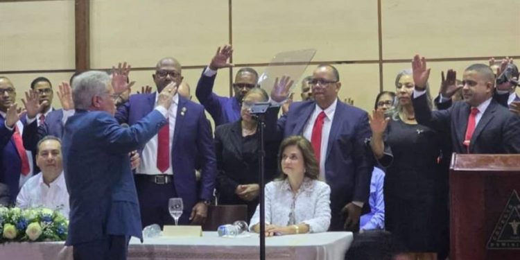 Juramentan al doctor Luis Peña Núñez como presidente del CMD