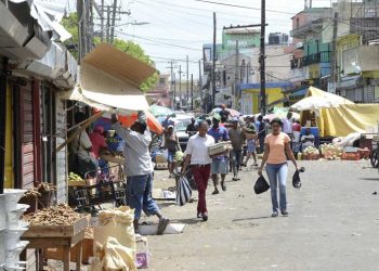 Gobierno dice más de 242 mil personas salieron de la pobreza en el último año