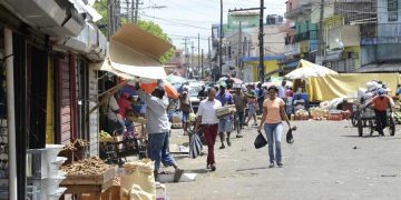 Gobierno dice más de 242 mil personas salieron de la pobreza en el último año
