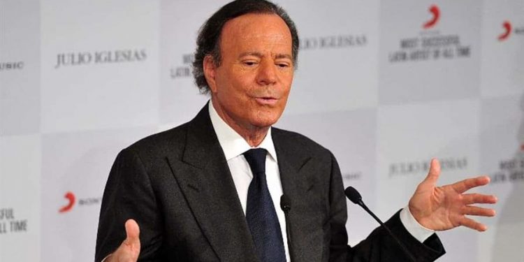 Julio Iglesias dice a Hola que todo se va a aclarar y su entorno cercano niega los hechos