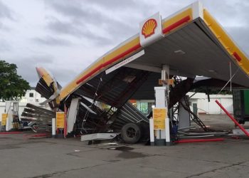 Accidente en Santiago deja al menos un herido y una estación de gasolina destruida