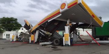 Accidente en Santiago deja al menos un herido y una estación de gasolina destruida