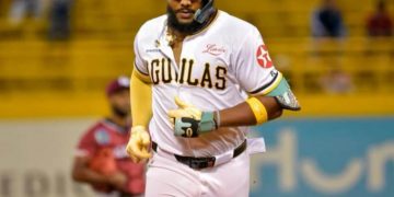 Águilas dan tres H4 y hit decisivo de Julio Rodríguez para vencer a Gigantes en 10 entradas