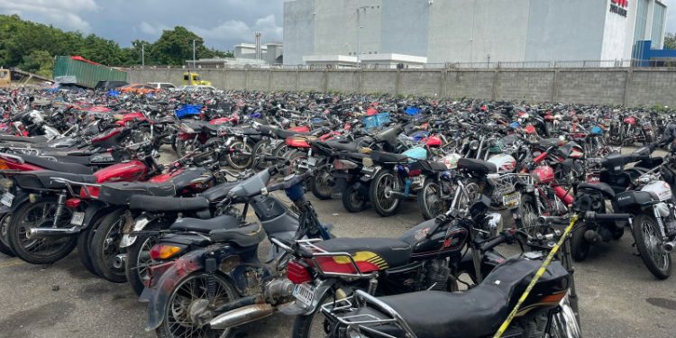 Lenta devolución de motocicletas retenidas por la Policía durante las festividades en Santiago