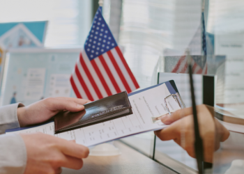 Estados Unidos pide a sus ciudadanos que no viajen o salgan "inmediatamente" de Venezuela