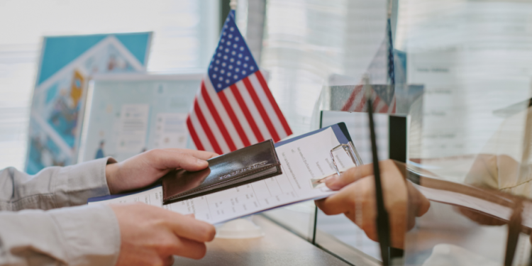 Estados Unidos pide a sus ciudadanos que no viajen o salgan "inmediatamente" de Venezuela