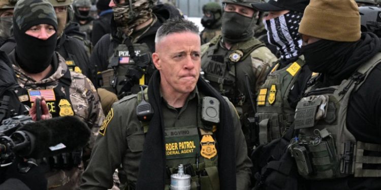 Levantan prohibición contra agentes del ICE en funciones