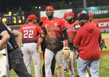 Lake y Navarro colocan a los Leones a mitad del camino