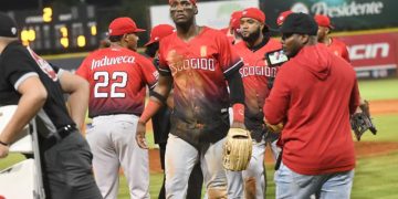 Lake y Navarro colocan a los Leones a mitad del camino