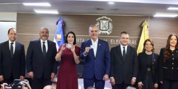 Abinader y Raquel Arbaje son los primeros en recibir la nueva cédula de identidad