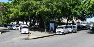 Choferes de diferentes rutas ocupan espacios de parques públicos