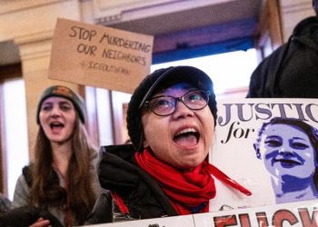 Suspenden a dos agentes de ICE mataron a balazos a dos personas en Mineápolis